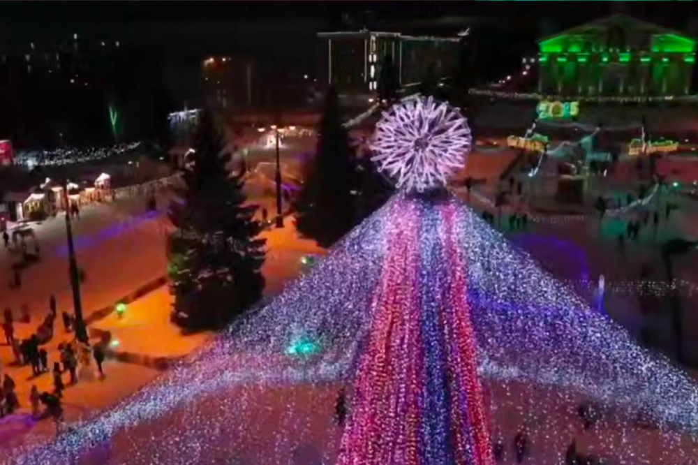 Ледовый городок в Нижнем Тагиле посетили более 150 тысяч человек | На Урале новогоднюю локацию посетили более 150 тысяч человек