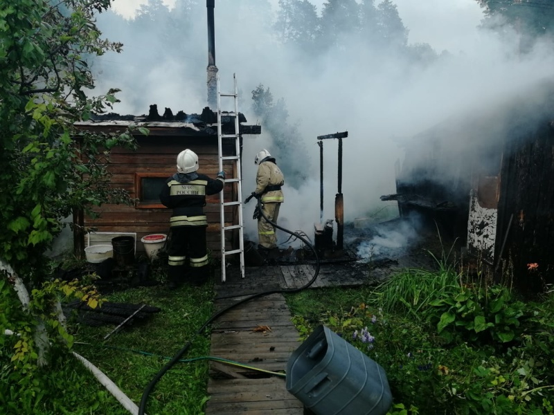 Днем в Нижнем Тагиле сгорел частный жилой дом и хозпостройки