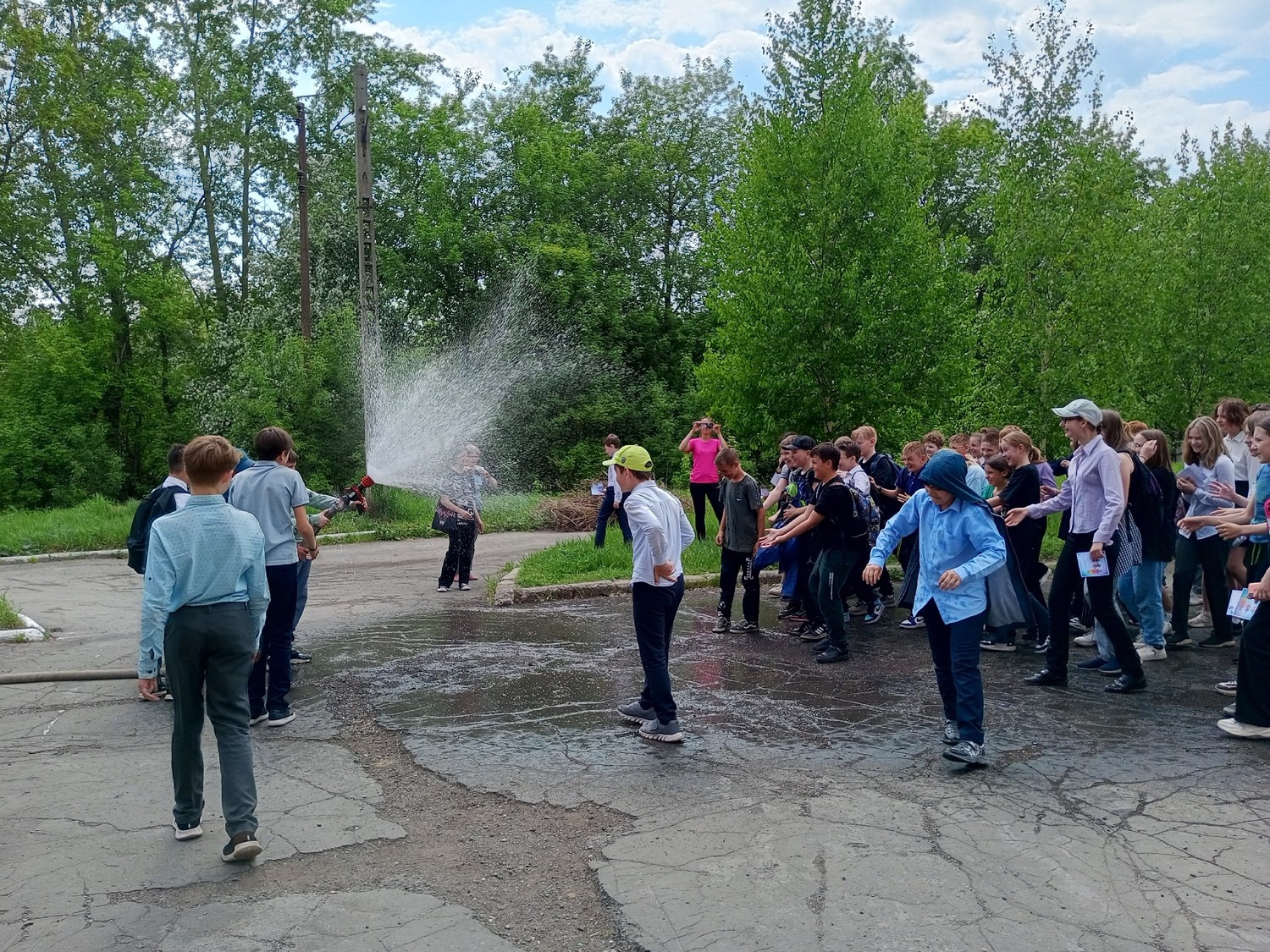 Форум детской безопасности в Нижнем Тагиле: Школьники изучают оборудование для тушения лесных пожаров