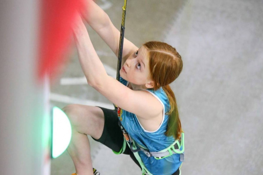 Юная тагильчанка завоевала золото Первенства УрФО по скалолазанию | Уральская спортсменка заняла первое место на Первенстве УрФО по скалолазанию