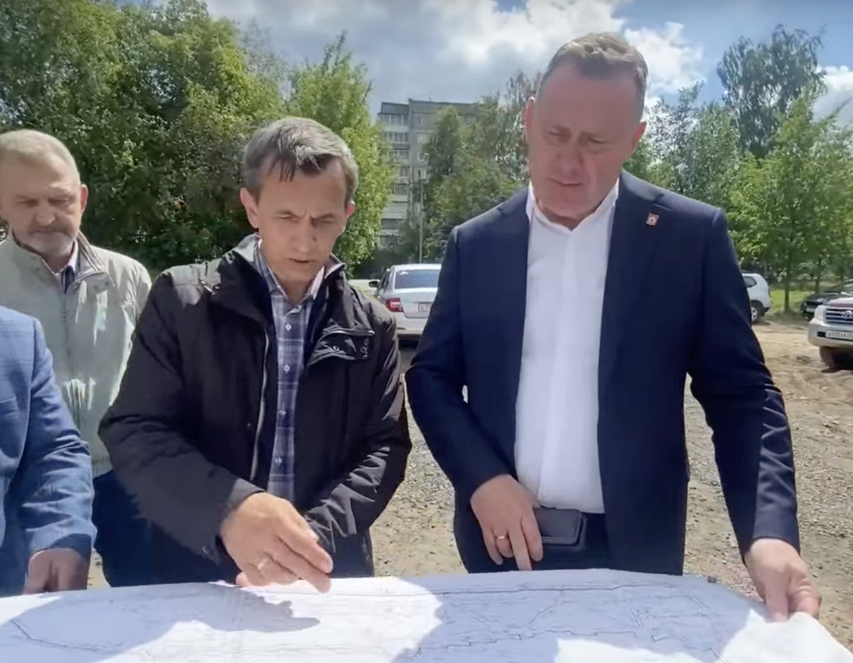 Глава города провел выездное совещание на площадке Нижне-Выйского сквера