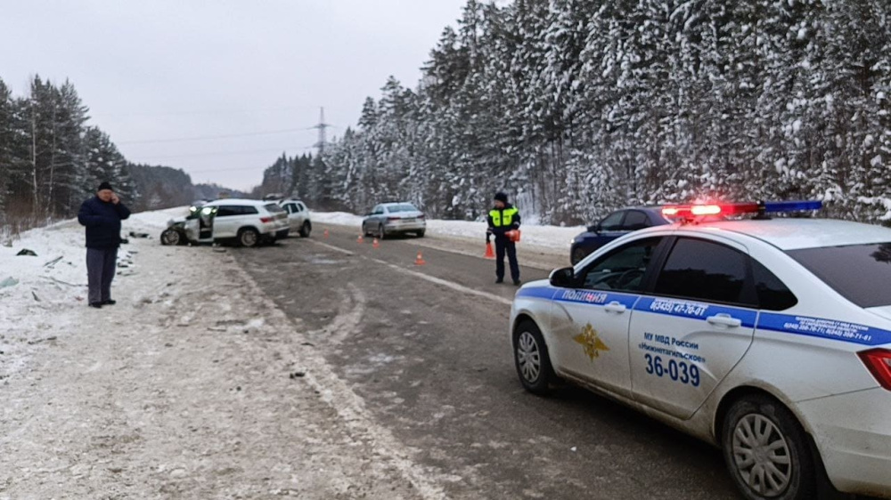 Массовое ДТП на трассе под Нижним Тагилом: трое пострадавших, введено реверсивное движение | Трое пострадавших в ДТП под Нижним Тагилом: реверс на трассе