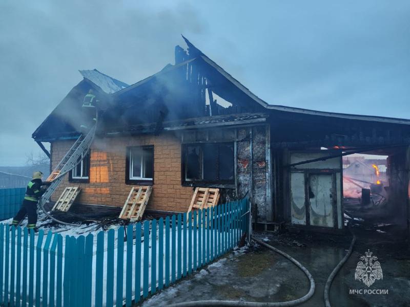 При пожаре в Нижнем Тагиле заживо сгорел человек | В Нижнем Тагиле при пожаре сгорел человек