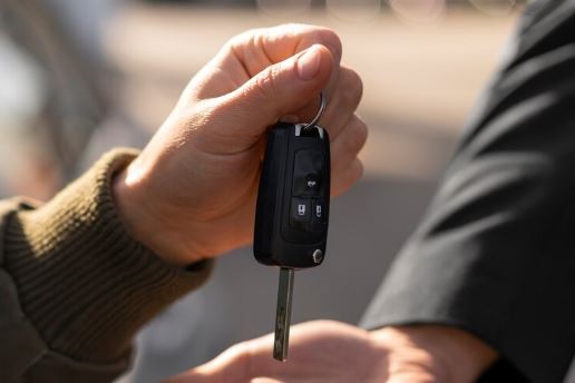 Криминалист рассказал, как мошенники обманывают при продаже авто | Криминалист Шелков: мошенники подделывают документы для обмана автолюбителей