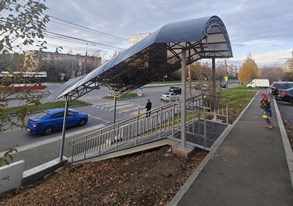 В Нижнем Тагиле пешеходные переходы оборудовали крытыми спусками с антискользящим покрытием | В Нижнем Тагиле пешеходные переходы оборудовали крытыми спусками