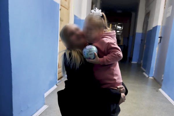 Судебные приставы передали ребенка, похищенного отцом, матери