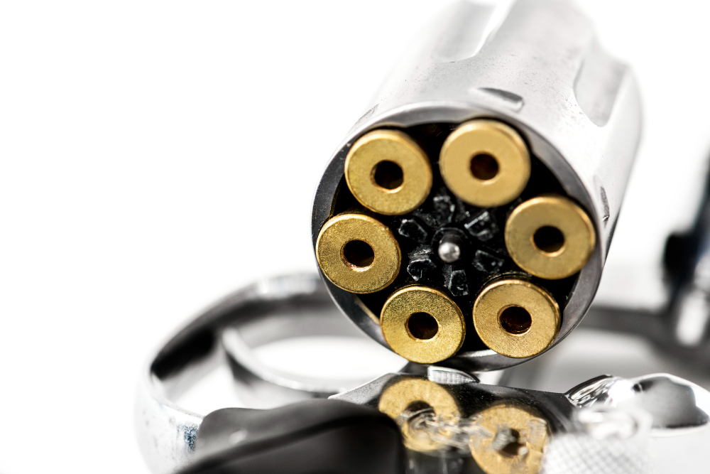 В Нижнем Тагиле пуля пробила окно и чудом не попала в сына местной жительницы | На Урале неизвестный стреляет из пневматического оружия по окнам жилых домов