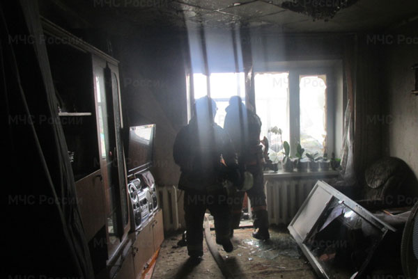 "Спасены пять человек". В Нижнем Тагиле в пятиэтажке загорелась квартира