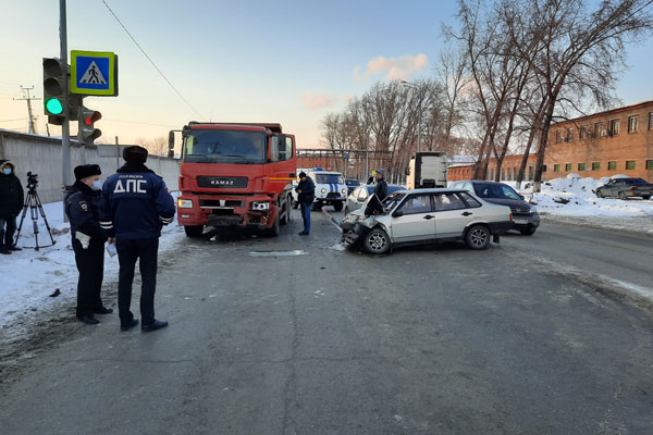 В Нижнем Тагиле водитель ВАЗа в нетрезвом состоянии повез 5-летнюю дочку из детского сада и устроил ДТП