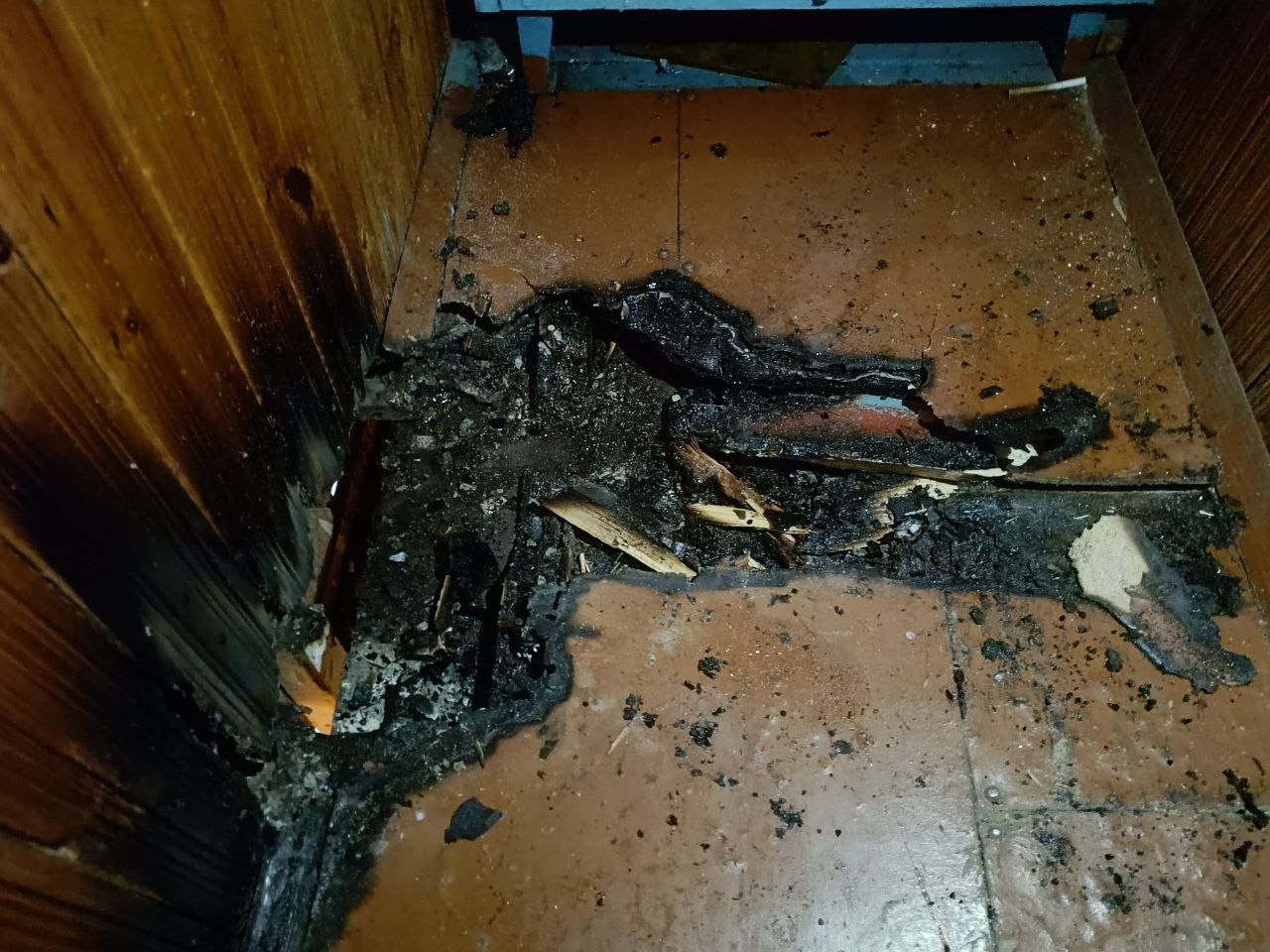 Инцидент из-за окурка: в Нижнем Тагиле загорелся балкон жилого дома