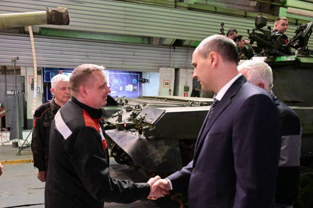 Глава Свердловской области Денис Паслер посетил главный танковый конвейер страны в Нижнем Тагиле  | Врио губернатора Свердловской области Паслер побывал на тагильском «Уралвагонзаводе»