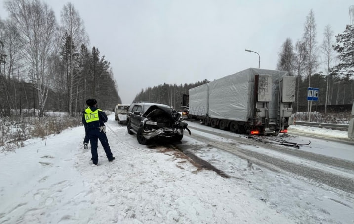 Внедорожник врезался в стоящий грузовик на трассе под Нижним Тагилом: пострадал ребенок | На трассе под Нижним Тагилом внедорожник врезался в стоящий грузовик