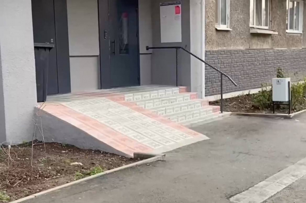 В Нижнем Тагиле состоялось открытие обновленной дворовой территории на Красноармейской | На Урале отремонтировали дворовую территорию