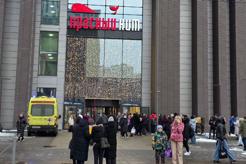 «Люди бежали и кричали «стрельба»: в Мытищах неизвестный выстрелил в трех охранников в ТЦ | Стрельба в «Красном ките»: конфликт в Мытищах закончился ранениями троих человек