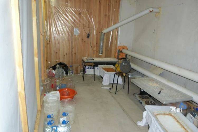 В Екатеринбурге сотрудники ФСБ ликвидировали подпольную нарколабораторию