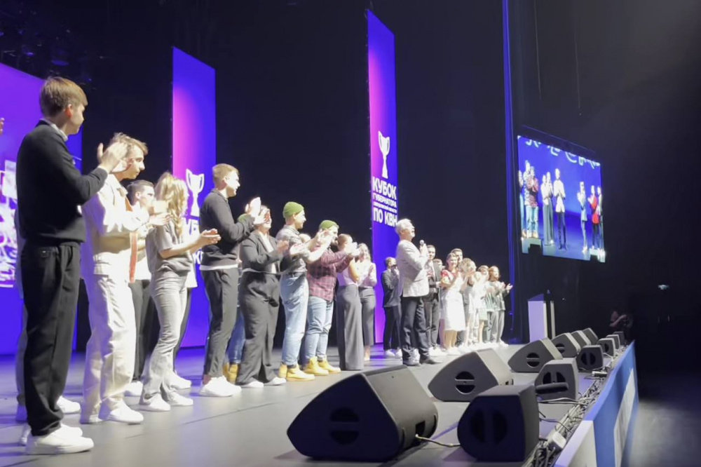 Первая игра без Александра Маслякова: в Свердловской области почтили память руководителя КВН | На Урале на игре КВН почтили память Александра Маслякова