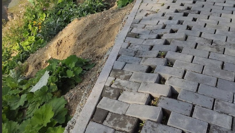 Отремонтированный тротуар в Нижнем Тагиле сползает в обрыв | Жители Нижнего Тагила пожаловались на отремонтированный тротуар