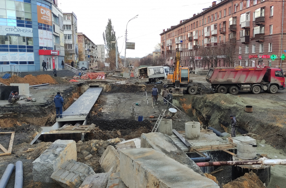 В Нижнем Тагиле бутируют основание дороги на перекрестке Октябрьской революции-Строителей | На Урале близится к завершению асфальтирование одного из участка автодороги