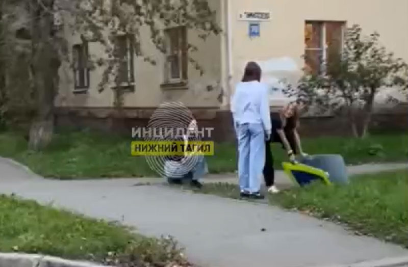 Подростки демонтировали знак на Вагонке в Нижнем Тагиле: видео инцидента | В Нижнем Тагиле три школьницы попытались украсть дорожный знак пешеходного перехода