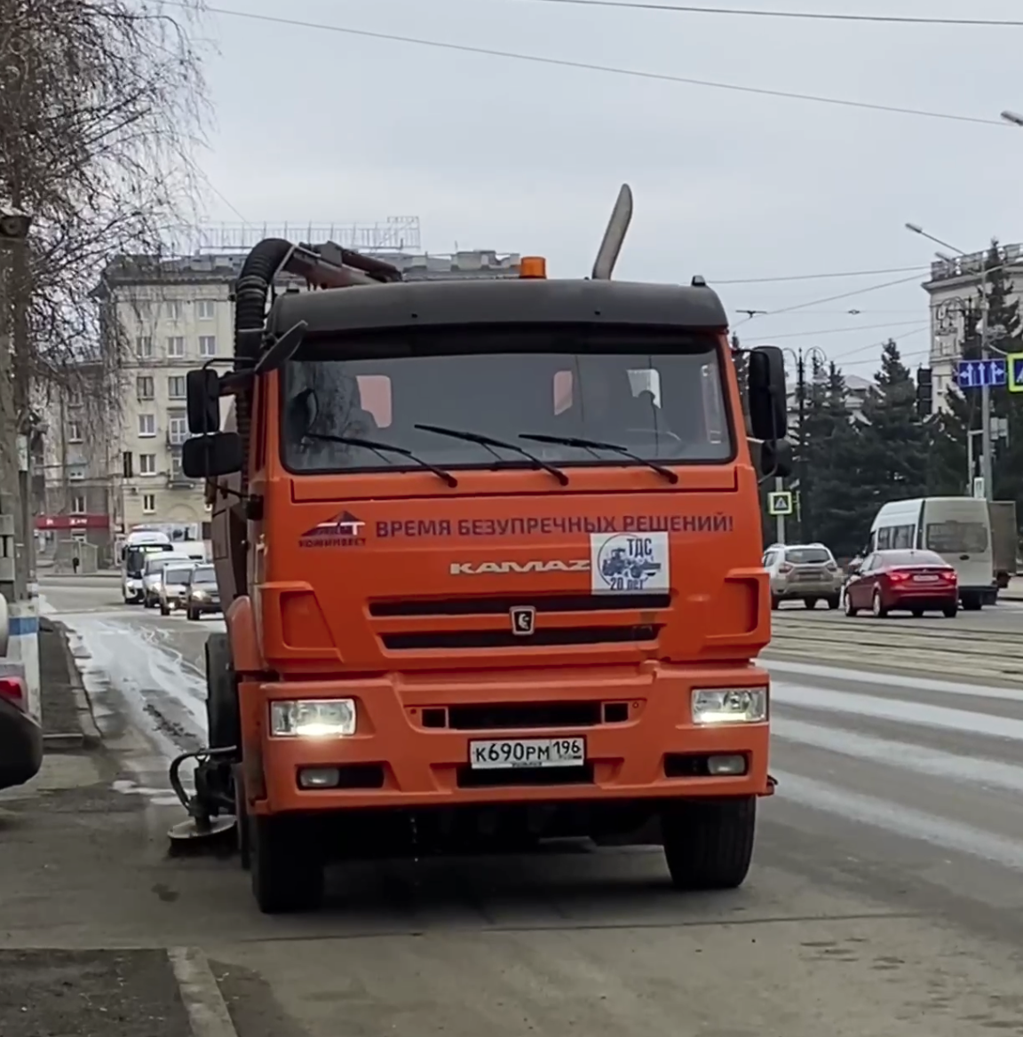 Дорожники Нижнего Тагила вывели на улицы пылесосы для уборки улиц | Дорожники Нижнего Тагила вывели на улицы пылесосы для уборки улиц