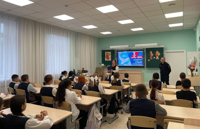 В Нижнем Тагиле полицейские проводят профилактические беседы с подростками о кибербезопасности и законе | Полиция Нижнего Тагила рассказала школьникам, как не попасться на уловки интернет-мошенников