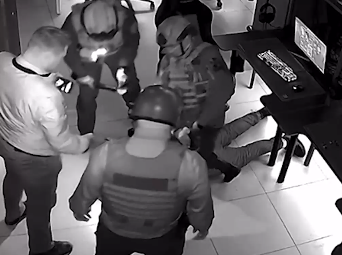 В Нижнем Тагиле ОМОН проник в компьютерный клуб и задержал геймера | На Урале ОМОН проник в компьютерный клуб и задержал геймера