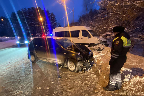 Автобус выехал на "встречку". В Нижнем Тагиле в ДТП пострадал водитель иномарки