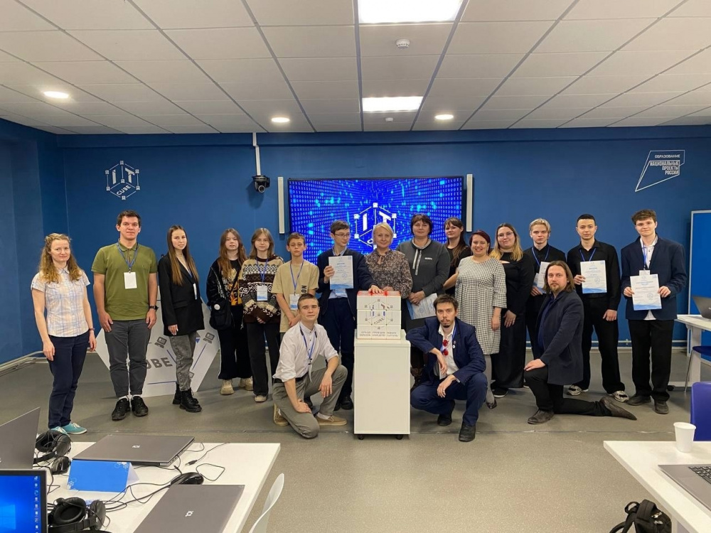 Учащиеся школ Нижнего Тагила и студенты приняли участие в первом хакатоне в «IT-кубе» | На Урале прошел хакатон, где разрабатывали прототипы мобильных приложений 