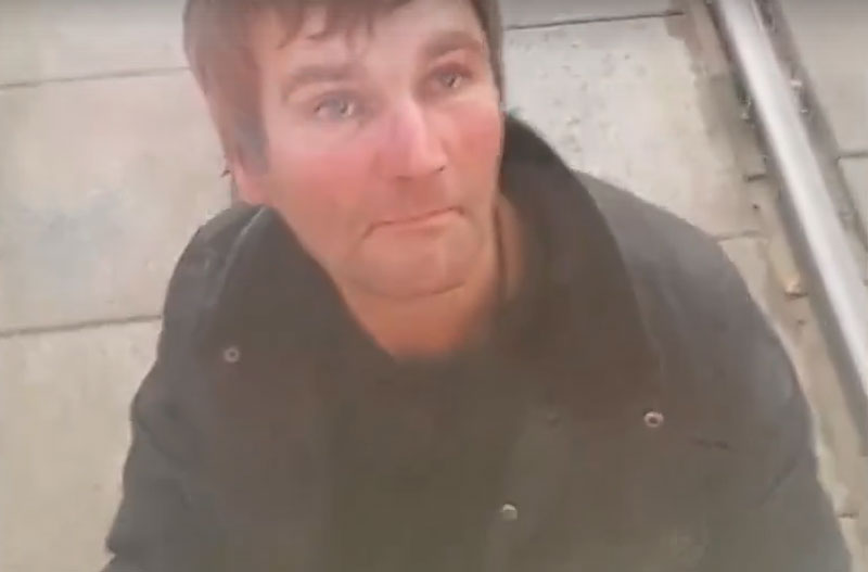 Нижний Тагил: взрослый мужчина пойман на опасной езде на прицепе трамвая — видео | В Нижнем Тагиле мужчина рисковал жизнью, катаясь на «колбасе» трамвая