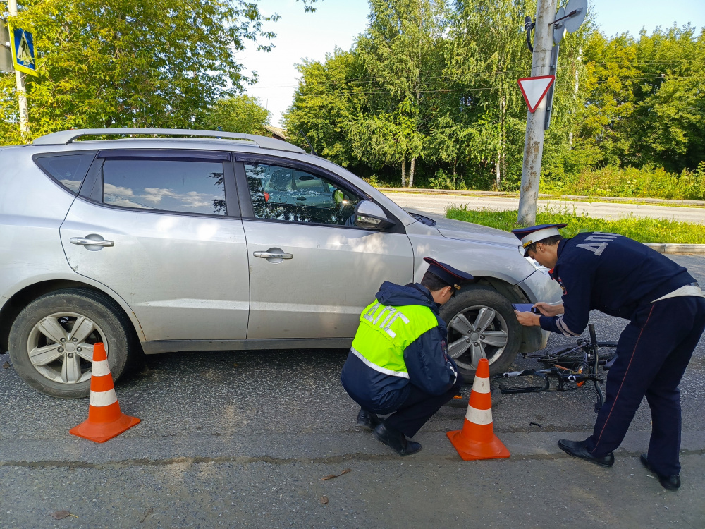 В Нижнем Тагиле на пешеходном переходе сбили 13-летнего велосипедиста | На Урале в ДТП сбили велосипедиста