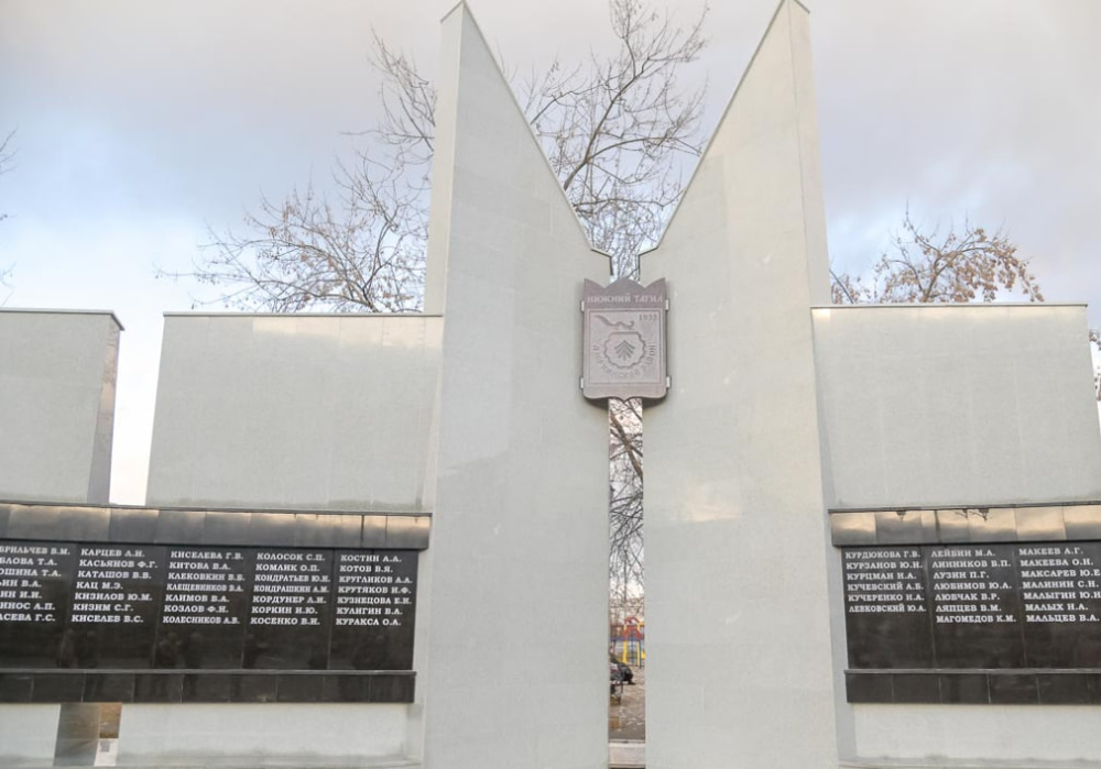 На Вагонке обновили историю: на Доску Почёта в Нижнем Тагиле добавили 38 новых имён выдающихся тагильчан | В Нижнем Тагиле обновили Доску Почёта Дзержинского района