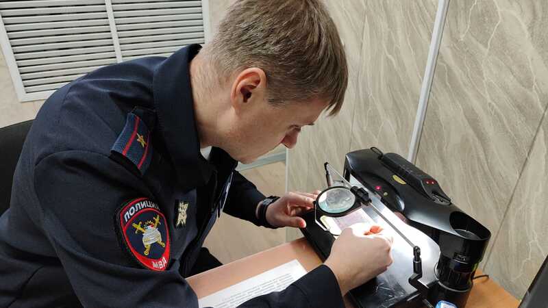 В Свердловской области иностранца задержали за фальшивые права | На Урале иностранец попался на поддельных правах