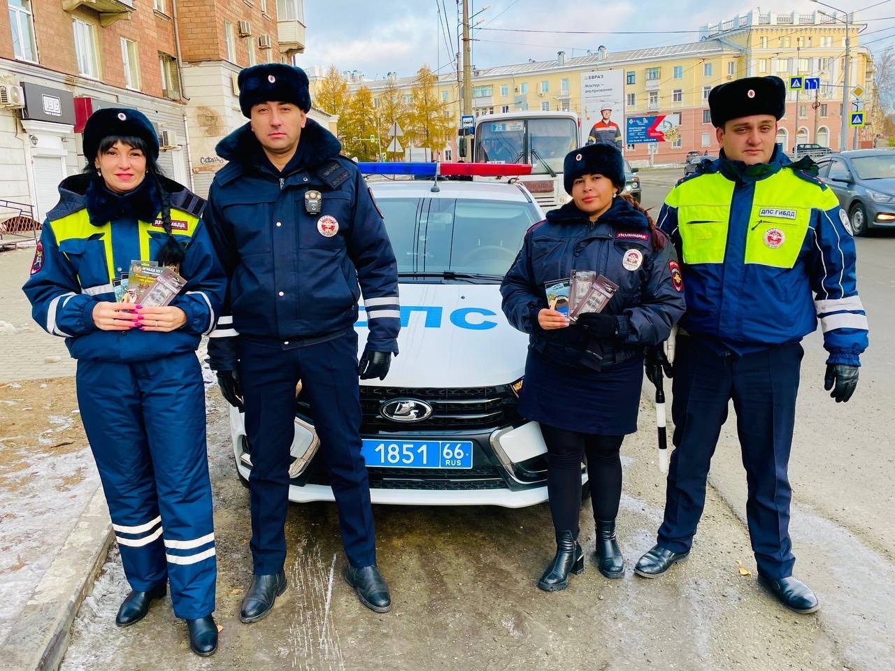 Сотрудники Госавтоинспекции Нижнего Тагила поздравили водителей с днем автомобилиста