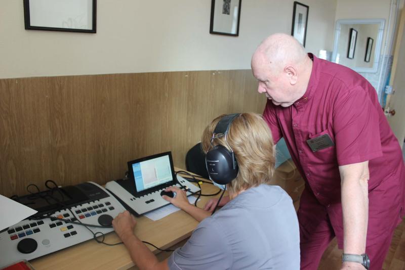  Нижнетагильские врачи стали лечить пациентов с нарушением слуха с помощью нового оборудования | В Нижнем Тагиле начали лечить пациентов с нарушением слуха при помощи новых аппаратов