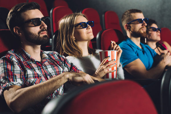 Кинотеатры и стриминги очистят от «неправильных» фильмов: новые правила Минкульта | С 1 марта кинотеатры в России уберут фильмы, дискредитирующие традиционные ценности