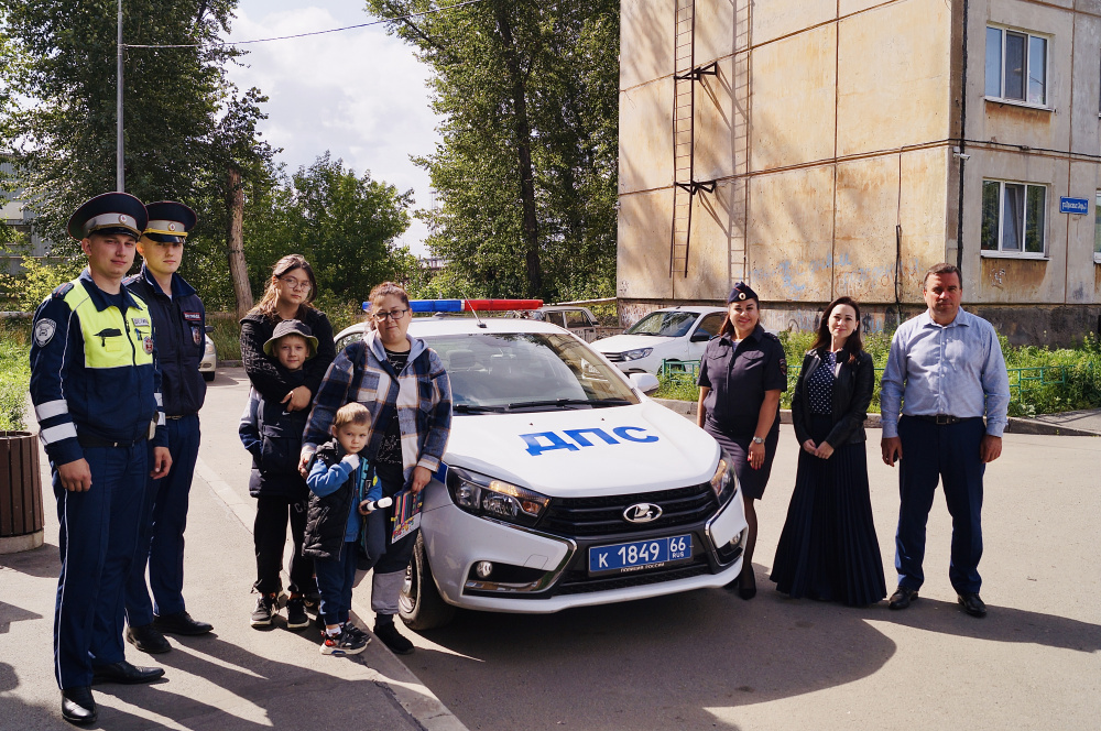 В Нижнем Тагиле сотрудники ГИБДД доставили в больницу ребенка с кровотечением | На Урале сотрудники ГИБДД помогли доставить ребенка в больницу В Нижнем Тагиле сотрудники ГИБДД доставили в больницу ребенка с кровотечением | На Урале сотрудники ГИБДД помогли доставить ребенка в больницу