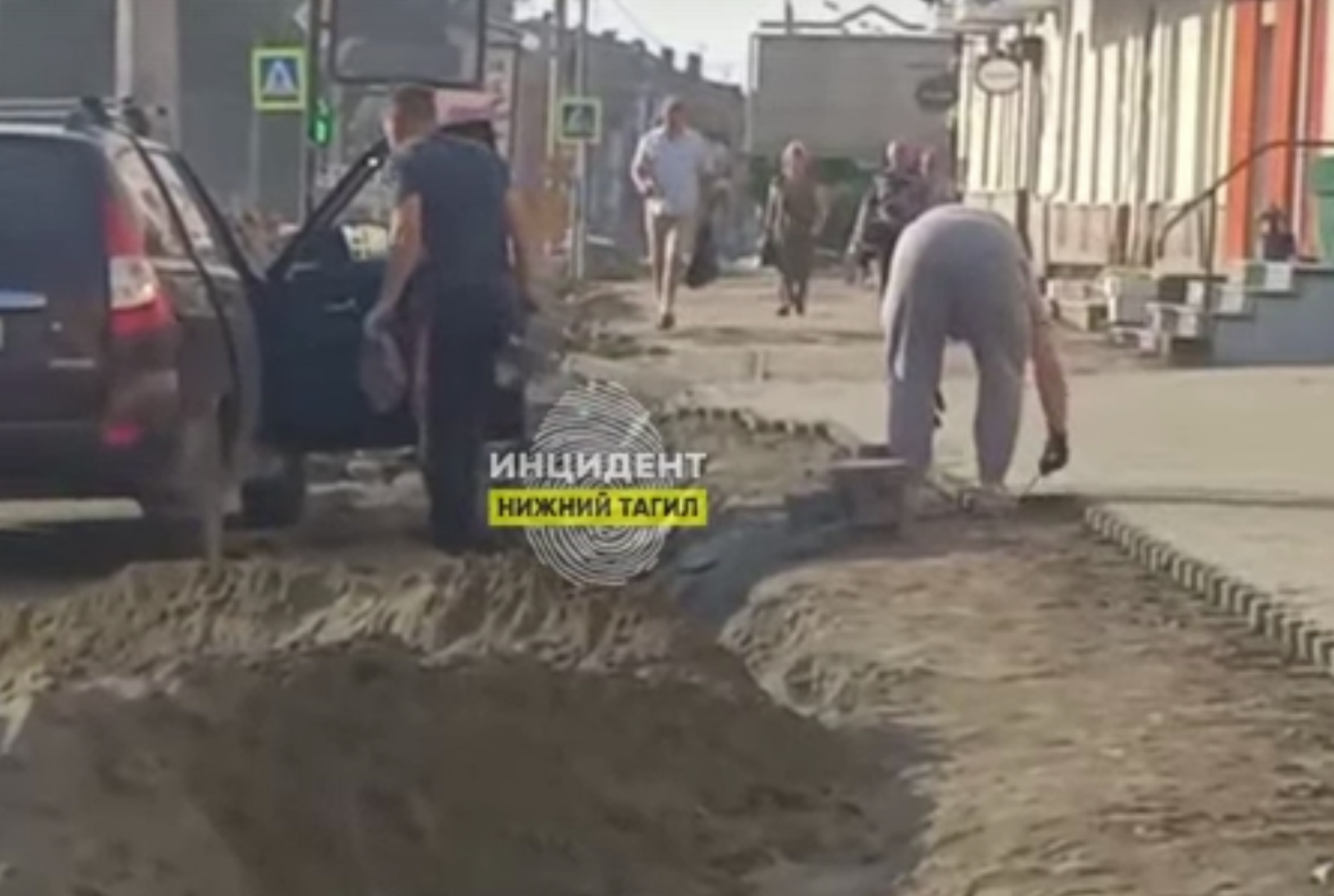 В центре Нижнего Тагила вандалы средь бела дня растаскивают свежеуложенную тротуарную плитку