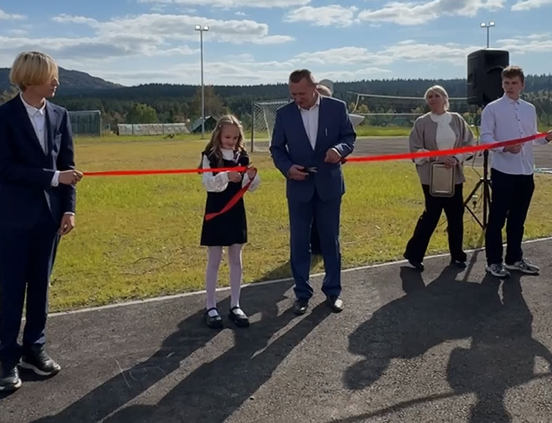 В Нижнем Тагиле открыли новый стадион для школы №9 и жителей посёлка Уралец | Новый стадион в Нижнем Тагиле открыл двери для жителей и школьников