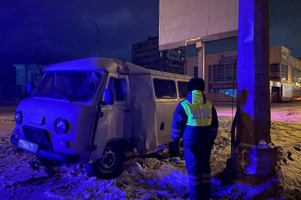 В Нижнем Тагиле молодой водитель совершил наезд на опору электропередач в состоянии опьянения  | На Урале водитель, привлекавшийся 18 раз за нарушение ПДД, попал в ДТП