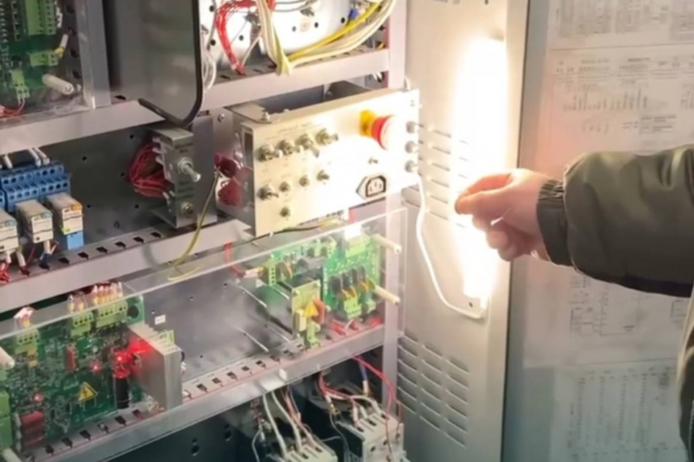 В Нижнем Тагиле начались работы по замене лифтов | На Урале специалисты начали обновлять лифты в домах 