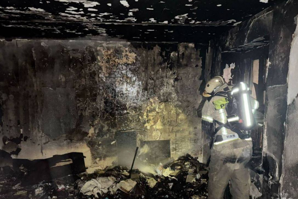 В Нижнем Тагиле огнеборцы спасли 17 детей из пожара в жилом доме | На Урале во время пожара в жилой пятиэтажке спасли 37 человек