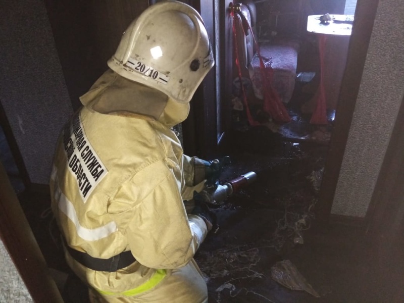 Утром в Тагиле горела квартира в двухэтажке. Спасен один человек