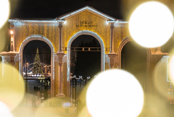 Перед входом в ЦПКиО в Екатеринбурге скопилась пробка из посетителей