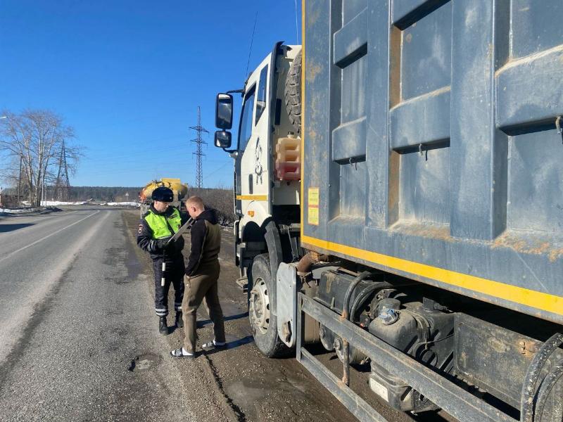 Сотрудники ГАИ Свердловской области задержали 11 грузовиков во время рейда | Свердловские водители грузовиков нарушали ПДД более 1600 раз за неделю Сотрудники ГАИ Свердловской области задержали 11 грузовиков во время рейда | Свердловские водители грузовиков нарушали ПДД более 1600 раз за неделю