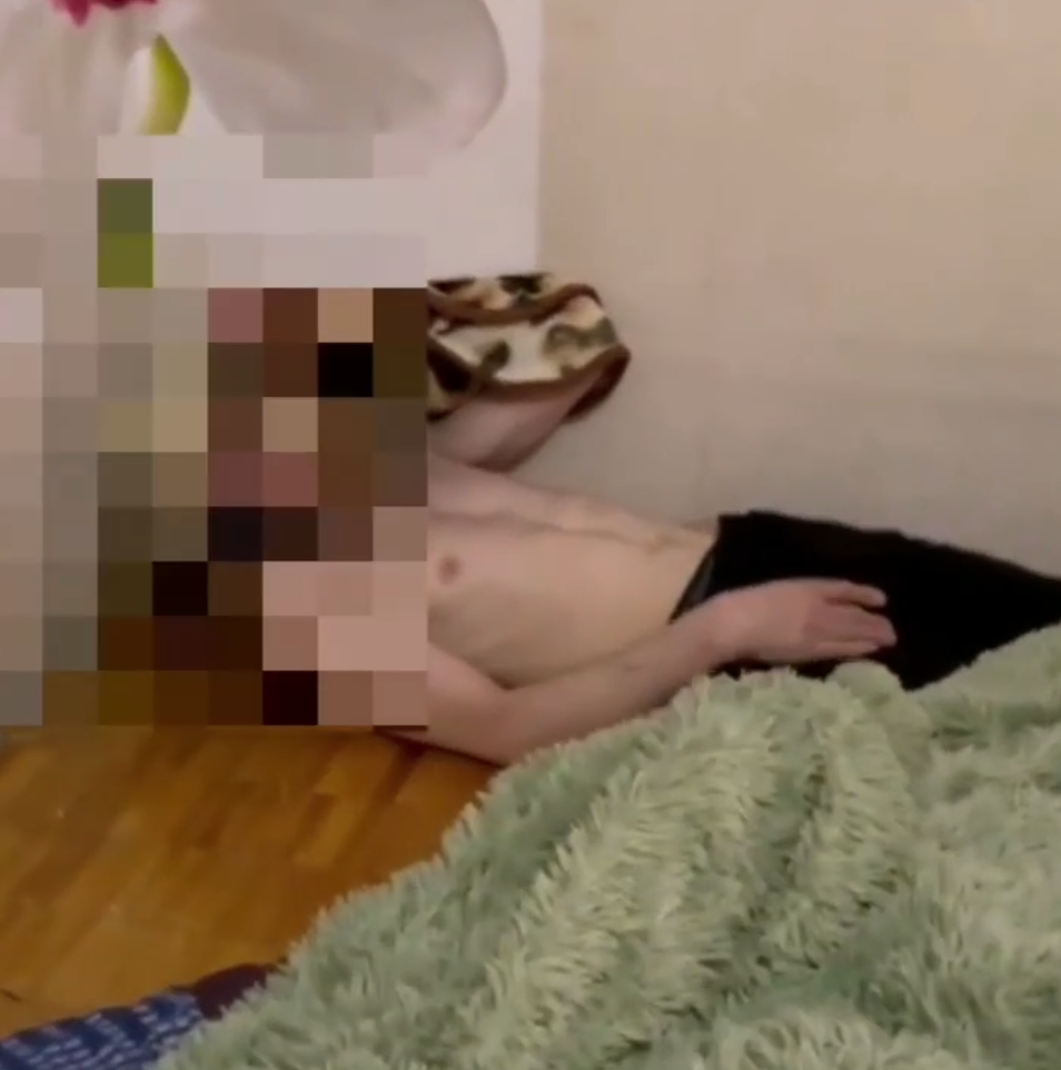 На Урале приставы нашли под диваном мужчину, находящегося в розыске