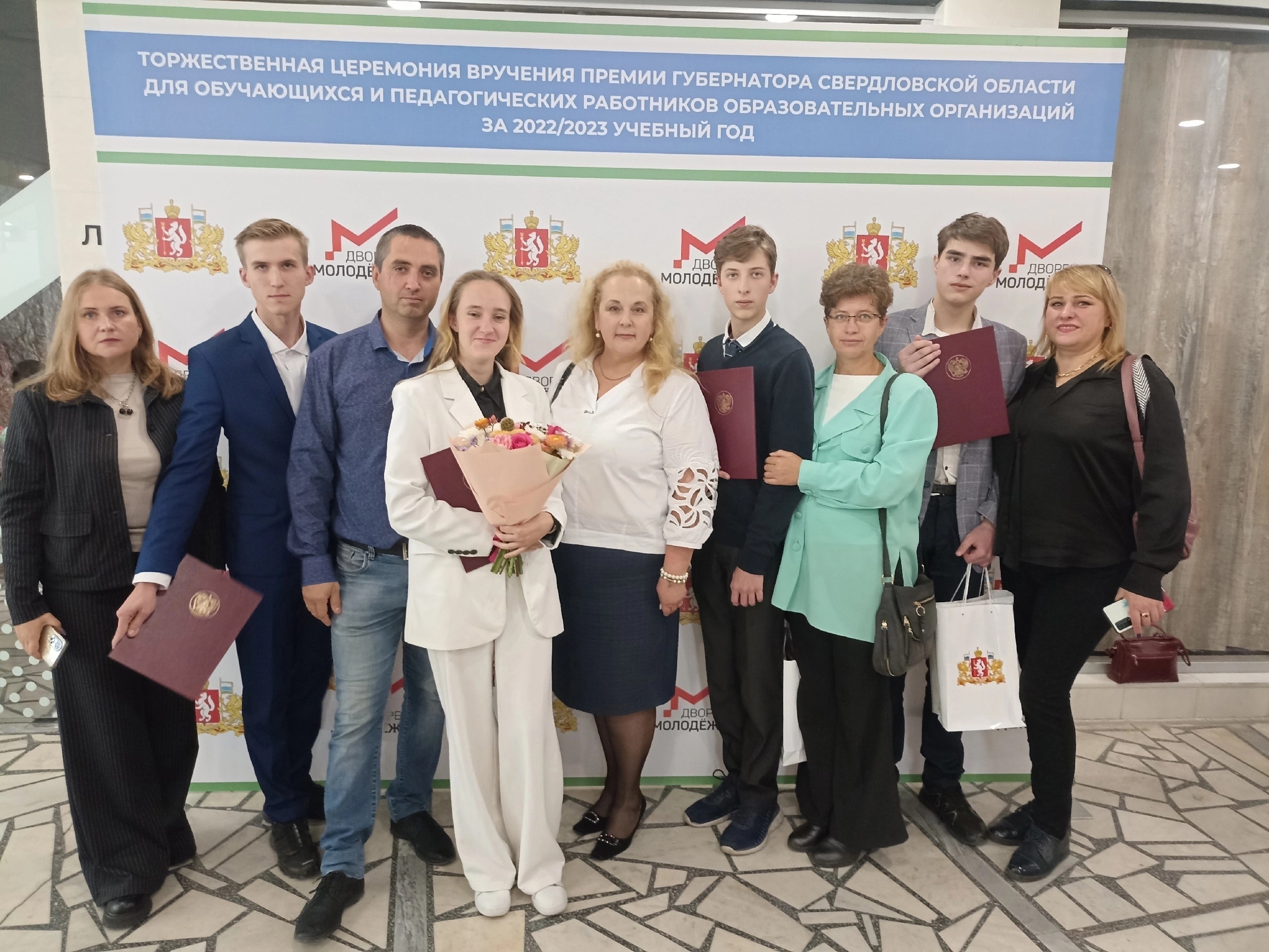 Губернатор Свердловской области вручил премии школьникам и учителям Нижнего Тагила