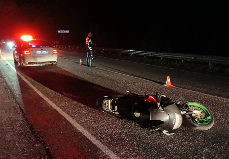 Под Нижним Тагилом 38-летний мотоциклист разбился насмерть после опрокидывания мотоцикла | На трассе под Нижним Тагилом опрокинулся мотоцикл, водитель скончался