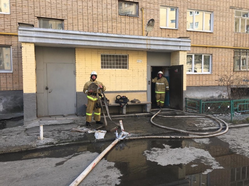 Накануне в Нижнем Тагиле в пятиэтажке загорелся мусор. Спасателями эвакуировано десять человек