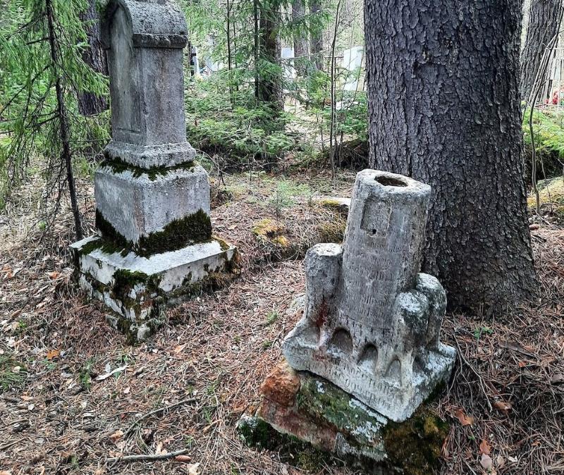 В Нижнем Тагиле нашли старинные мраморные надгробия: их хотят охранять как памятники   | На кладбище под Нижним Тагилом обнаружили раритетные надгробия XIX века  