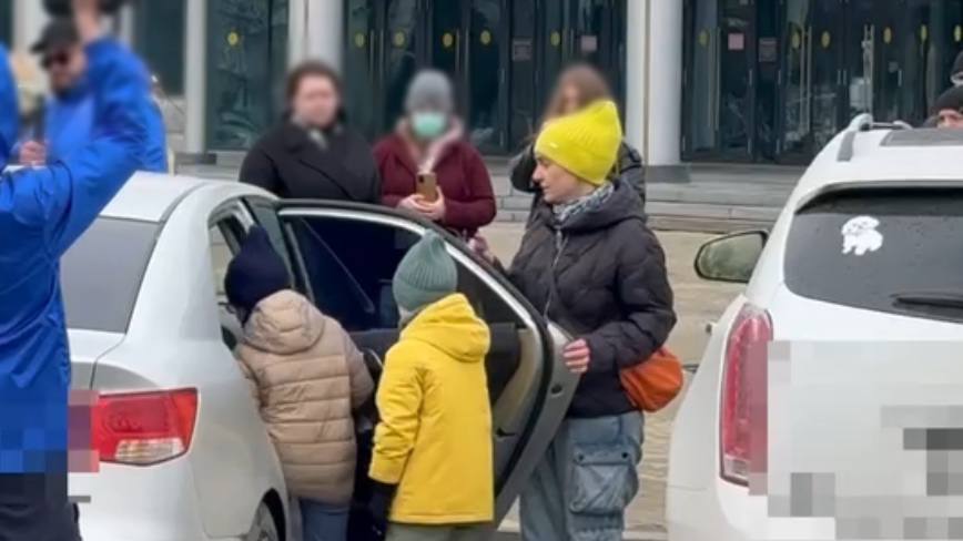 «Папа! Папа!»: дети, которые не видели мать много месяцев, не хотели возвращаться к ней | На Урале нашли двух братьев, которых искали в нескольких областях «Папа! Папа!»: дети, которые не видели мать много месяцев, не хотели возвращаться к ней | На Урале нашли двух братьев, которых искали в нескольких областях